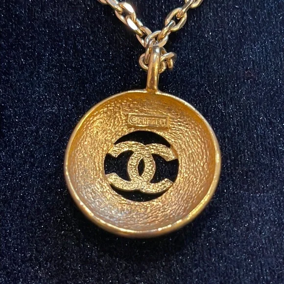 Chanel large vintage CC round Pendant - Picture 3 of 7